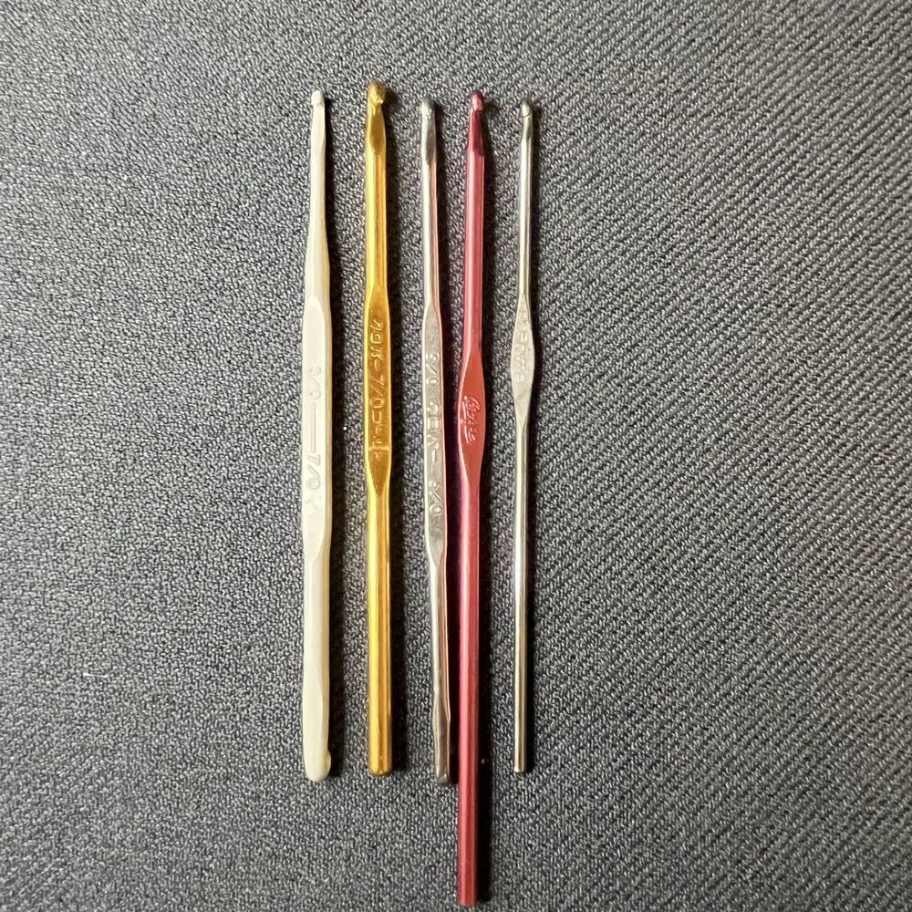 Mixed Crochet Hook Lot of 5 - Clover, Boye USA, Prym - Sizes 2.5mm to 4mm Vtg.